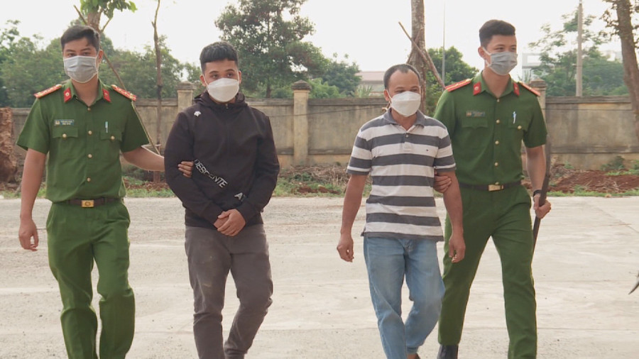 Hai cha con Hào và Bảo bị lực lượng chức năng bắt giữ. Ảnh: T.X Hai cha con Hào và Bảo bị lực lượng chức năng bắt giữ. Ảnh: T.X