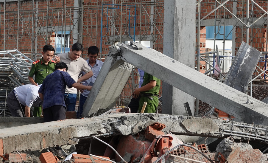  Lực lượng chức năng khám nghiệm hiện trường vụ án. Ảnh: Hoàng Trọng