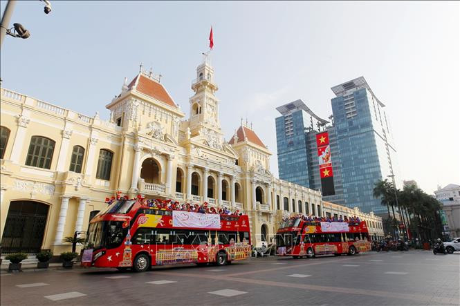 100 cặp đôi tham dự Lễ cưới tập thể năm 2022 diễu hành qua các tuyến đường trung tâm TP Hồ Chí Minh. Ảnh nguồn Báo tin tức