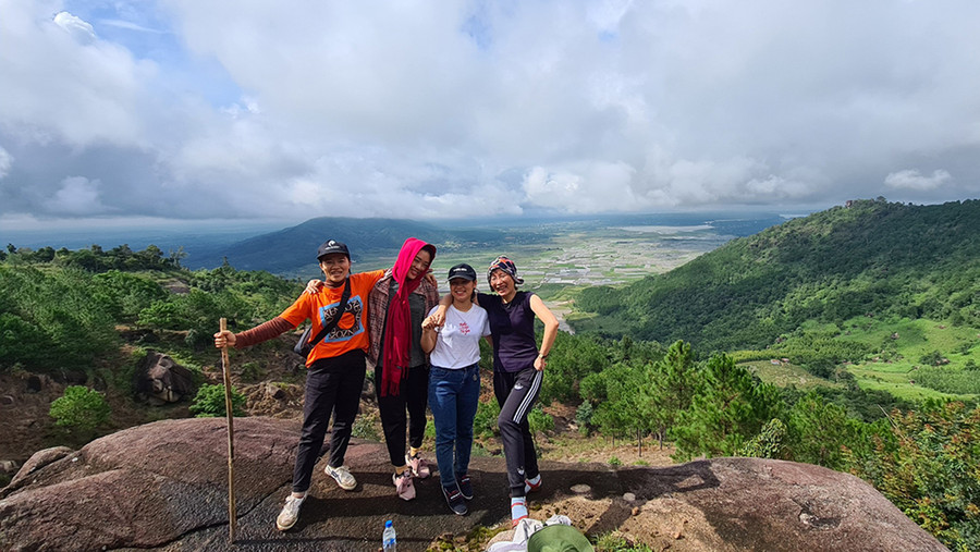 Du khách chụp ảnh lưu niệm trên núi Chư Nâm. Ảnh: Tạ Ngọc Điệp Du khách chụp ảnh lưu niệm trên núi Chư Nâm. Ảnh: Tạ Ngọc Điệp