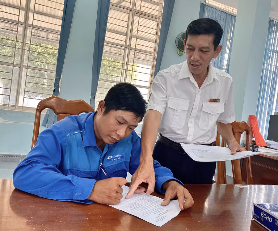 Cán bộ Chi cục Thuế khu vực An Khê-Đak Pơ-Kông Chro hướng dẫn người dân thực hiện các thủ tục thuế. Ảnh: Mộc Trà