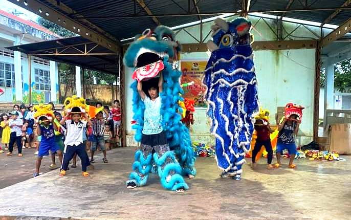 Các em được thưởng thức các tiết mục múa lân tại Đêm hội trăng Rằm. Ảnh. NGUYỄN THƠM