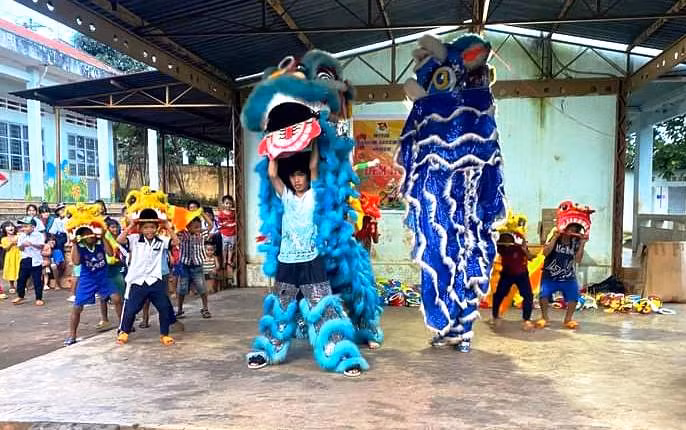 Các em được thưởng thức các tiết mục múa lân tại Đêm hội trăng Rằm. Ảnh. NGUYỄN THƠM