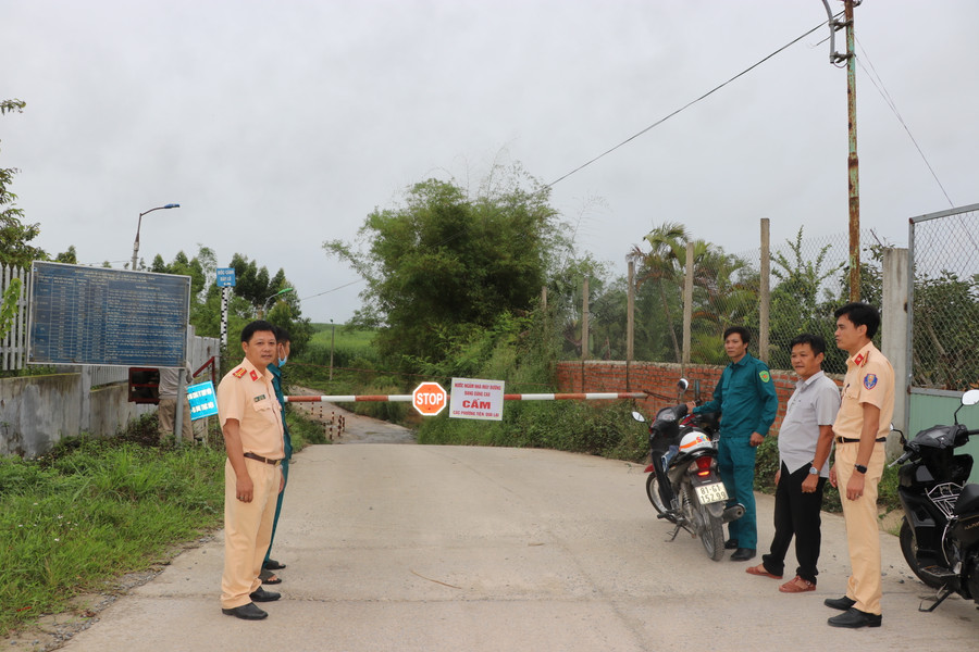 Lực lượng cán bộ, Công an thị xã An Khê kiểm tra các điểm xung yếu, ngầm tràn trên địa bàn, trước khi mưa bão xảy ra. Ảnh: Ngọc Minh