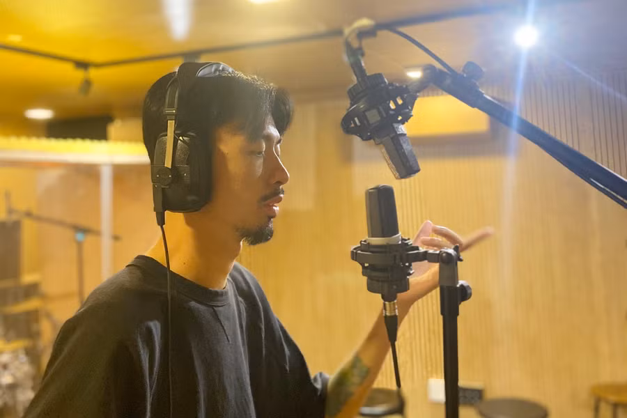 Đen Vâu trở lại chủ đề tình yêu trong MV mới. Ảnh: NVCC