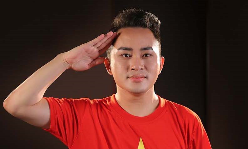 Tùng Dương thu âm bản Quốc ca với nhiều cảm xúc. Ảnh: NVCC Tùng Dương thu âm bản Quốc ca với nhiều cảm xúc. Ảnh: NVCC