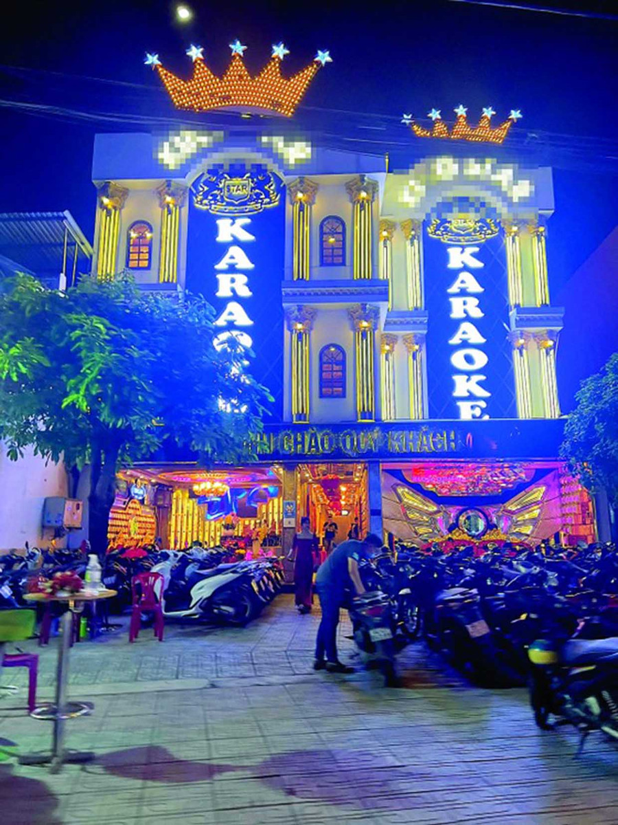 Biển quảng cáo lớn của một số cơ sở karaoke