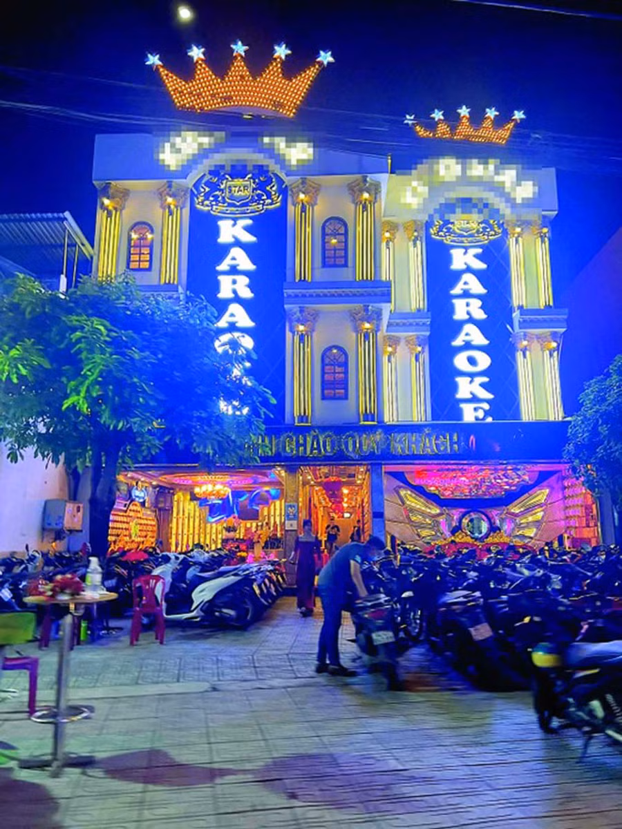 Biển quảng cáo lớn của một số cơ sở karaoke