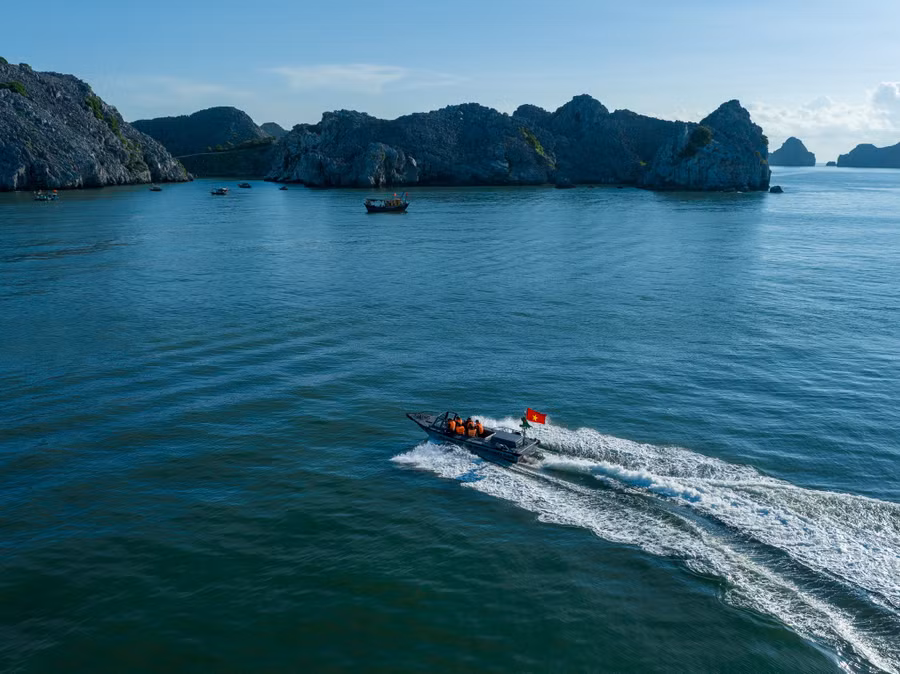 Xuồng cao tốc của Bộ đội Biên phòng Hải Phòng tuần tra kiểm soát trên vùng biển đảo thuộc quần đảo Long Châu. Ảnh: M.T.H 