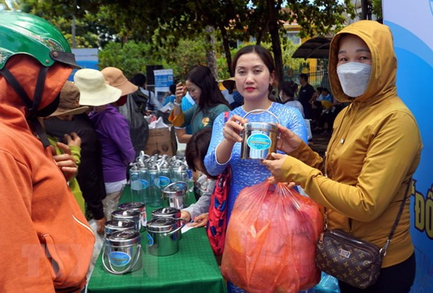 Hội Phụ nữ thành phố Hội An đang thu, đổi rác thải nhựa dùng một lần, vỏ lon bia, nước ngọt… đổi các sản phẩm gia dụng tại hội thi. Ảnh: Trịnh Bang Nhiệm/TTXVN
