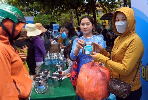 Hội Phụ nữ thành phố Hội An đang thu, đổi rác thải nhựa dùng một lần, vỏ lon bia, nước ngọt… đổi các sản phẩm gia dụng tại hội thi. Ảnh: Trịnh Bang Nhiệm/TTXVN