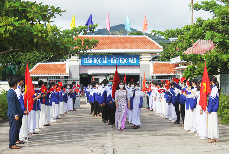 Lễ đón học sinh lớp 10 Trường THPT Nguyễn Du (huyện Krông Pa). Ảnh: Vũ Chi