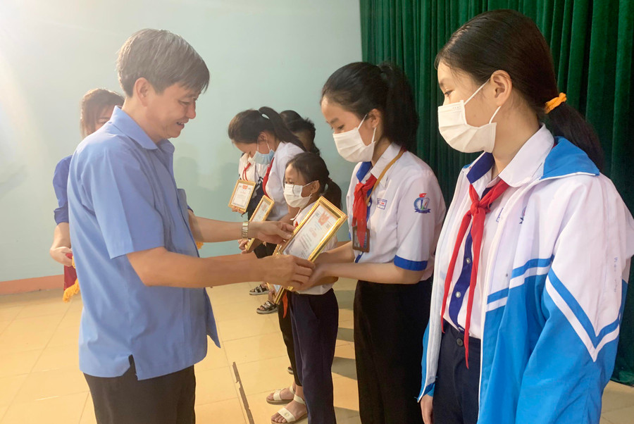Bí thư Thị ủy Ayun Pa Trần Quốc Khánh tặng giấy khen cho các em học sinh đạt thành tích xuất sắc trong học tập. Ảnh: Vũ Chi
