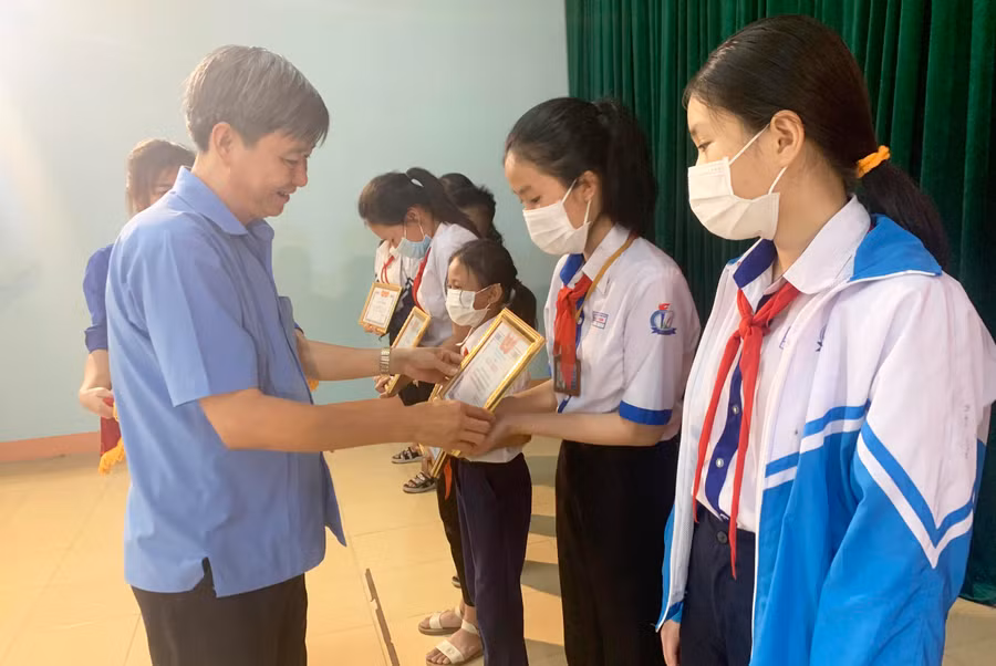 Bí thư Thị ủy Ayun Pa Trần Quốc Khánh tặng giấy khen cho các em học sinh đạt thành tích xuất sắc trong học tập. Ảnh: Vũ Chi
