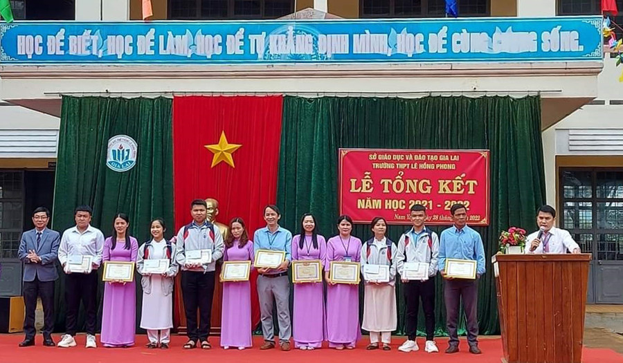 Trường THPT Lê Hồng Phong tặng giấy khen cho thầy cô giáo và học sinh có thành tích tiêu biểu trong phong trào thi đua 