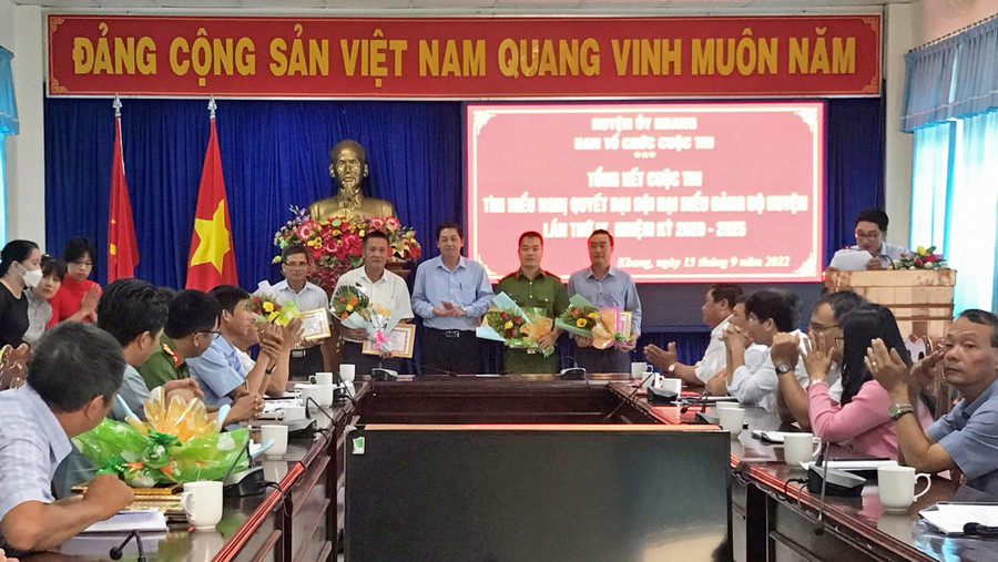 Bí thư Huyện ủy Kbang Nguyễn Hữu Tuyến trao giải cho các cá nhân đạt giải Nhất qua 4 kỳ thi. Ảnh: Hà Duyệt