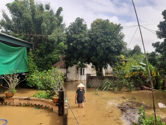 Mưa lũ khiến nhiều nhà dân ở Nghệ An bị ngập sâu từ 0,5 - 1 m. Mưa lũ khiến nhiều nhà dân ở Nghệ An bị ngập sâu từ 0,5 - 1 m.
