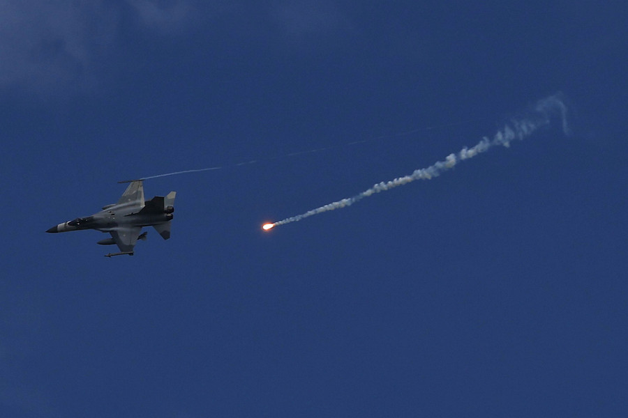 Chiến đấu cơ trong cuộc tập trận bắn đạn thật ở huyện Bình Đông, Đài Loan ngày 7.9. Ảnh: Reuters