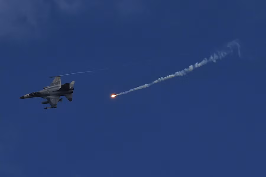 Chiến đấu cơ trong cuộc tập trận bắn đạn thật ở huyện Bình Đông, Đài Loan ngày 7.9. Ảnh: Reuters