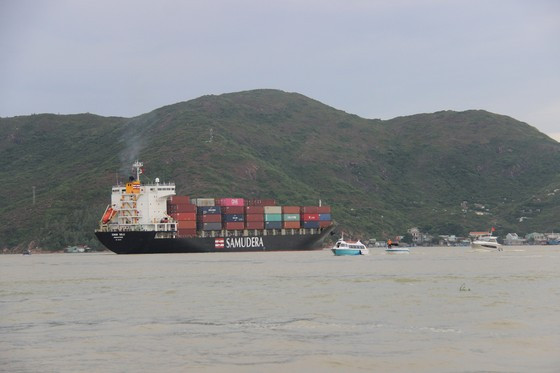 Tàu hàng vào cầu cảng Quy Nhơn tháo dỡ hàng trú bão