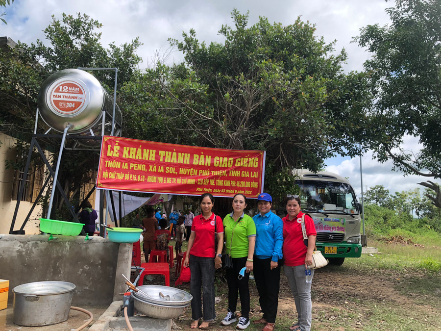 Đại diện nhà tài trợ bàn giao công trình giếng nước cho người dân thôn Ia Peng (xã Ia Sol). Ảnh: Vũ Chi