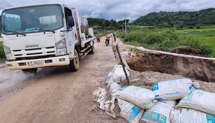 UBND xã Hà Tây đã huy động lực lượng đến hiện trường vụ sạt lở đất giăng đây cảnh báo người dân không vào khu vực sạt lở để đảm bảo an toàn. Ảnh: Hà Phương