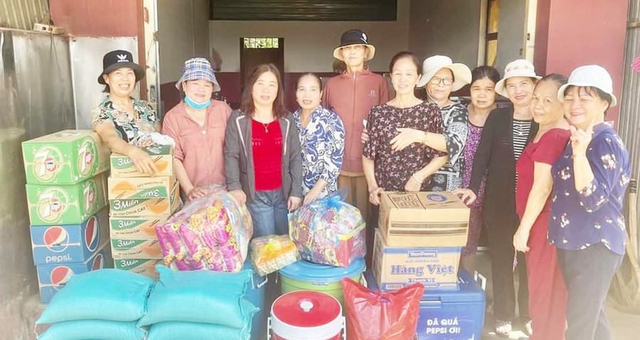  Các thành viên CLB Thiện nguyện của Hội Liên hiệp phụ nữ phường Đống Đa (TP. Pleiku) chuẩn bị nhu yếu phẩm cho một chuyến từ thiện. Ảnh: Anh Huy