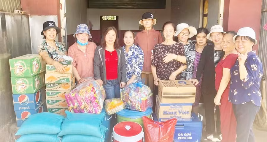  Các thành viên CLB Thiện nguyện của Hội Liên hiệp phụ nữ phường Đống Đa (TP. Pleiku) chuẩn bị nhu yếu phẩm cho một chuyến từ thiện. Ảnh: Anh Huy