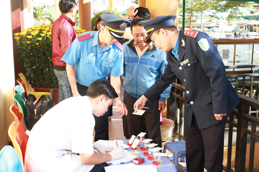 Lực lượng Thanh tra giao thông kiểm tra 20 phương tiện vận tải hành khách tại TP. Pleiku và không phát hiện vi phạm. Ảnh: Thiên Di