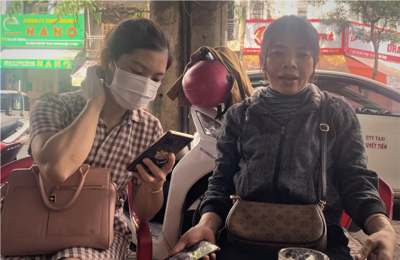 Nhiều phụ huynh hoang mang khi trình báo vụ việc trung tâm đóng cửa. Ảnh cand.com.vn