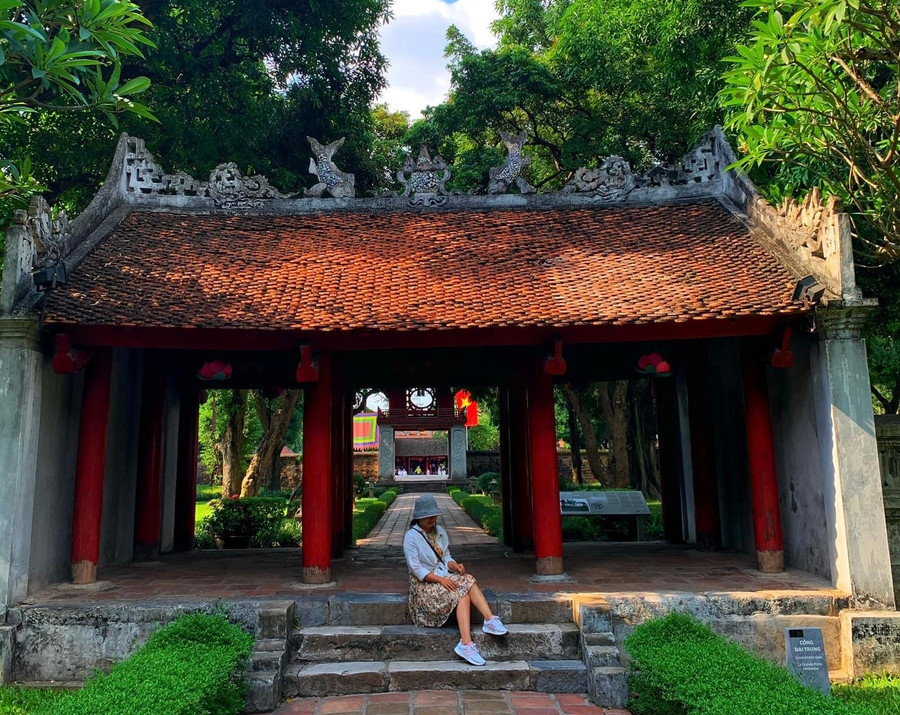 Du khách tham quan tại Văn miếu Quốc tử giám (Hà Nội). Ảnh: Phương Vi