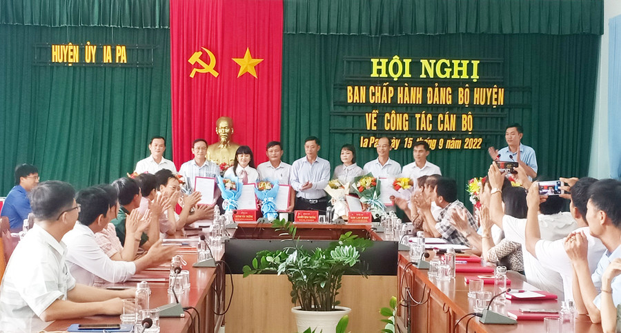 Bí thư Huyện ủy Ia Pa Nguyễn Minh Trưởng trao quyết định và hoa cho các đồng chí được điều động, luân chuyển. Ảnh: Như Loan Bí thư Huyện ủy trao quyết định và hoa cho các đồng chí được điều động, luân chuyển. Ảnh: Như Loan