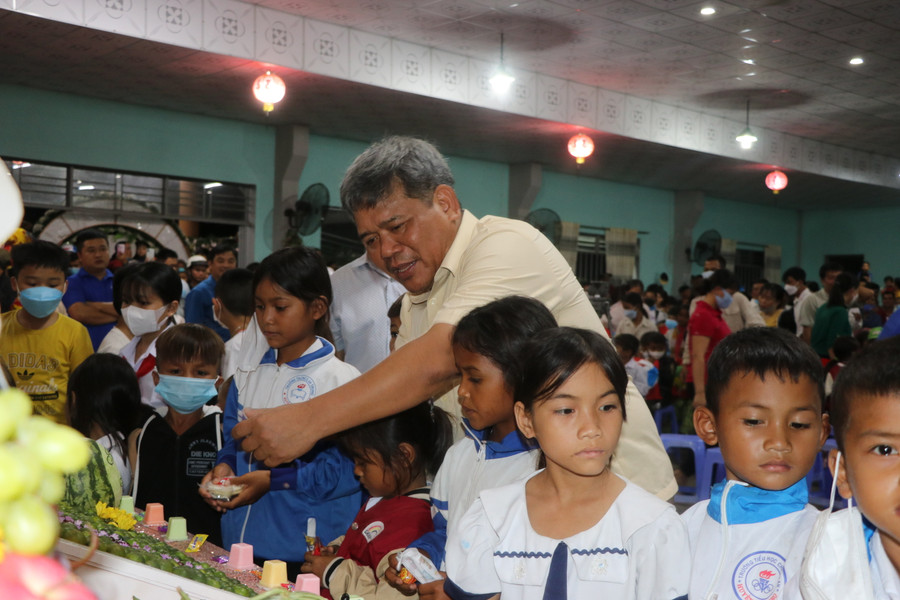 Đồng chí Hồ Văn Điềm-Ủy viên Ban Thường vụ Tỉnh ủy, Chủ tịch Ủy ban MTTQ Việt Nam tỉnh vui Tết Trung thu và phá cỗ cùng các cháu thiếu nhi ở huyện Kông Chro. Ảnh: Ngọc Minh