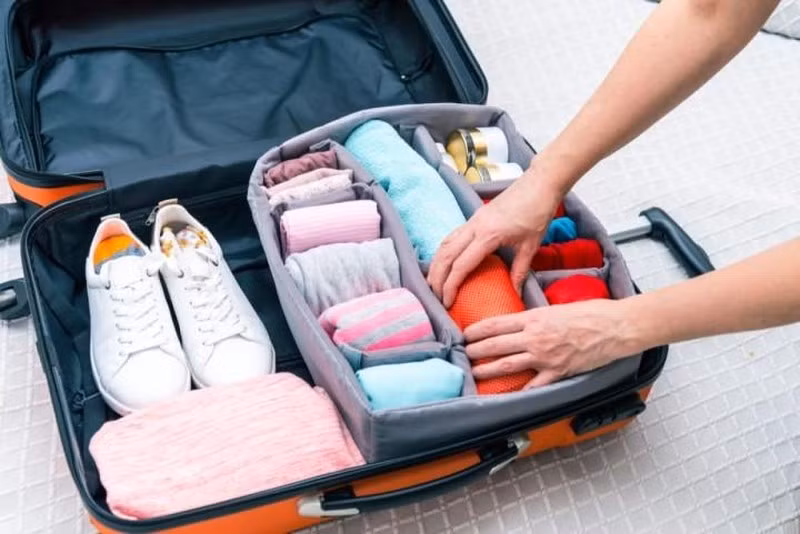 Mang ít hành lý hơn là bước đầu tiên để thực hiện chuyến du lịch bền vững (Ảnh: Shutterstock.com)