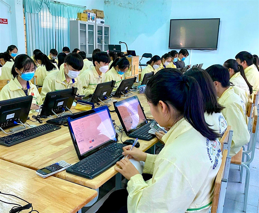 Học sinh Trường THPT Quang Trung (thị xã An Khê) làm bài kiểm tra trên phần mềm Master Test. Ảnh: Mộc Trà