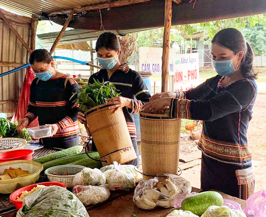 Phụ nữ xã Ia Mơ Nông đi chợ bằng gùi. Ảnh: Nhật Hào Phụ nữ xã Ia Mơ Nông đi chợ bằng gùi. Ảnh- Nhật Hào