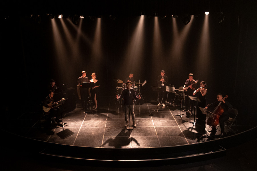 Hồ Trung Dũng đầu tư sân khấu đậm chất hoài cổ cho dự án âm nhạc này. Ảnh: NVCC