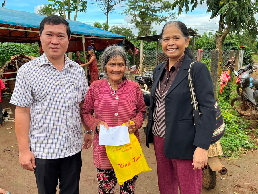 Đoàn thăm, tặng quà Rơ Châm Nglưr, làng Mrông Yố 1, xã Ia Ka, huyện Chư Păh. Ảnh. Đinh Yến
