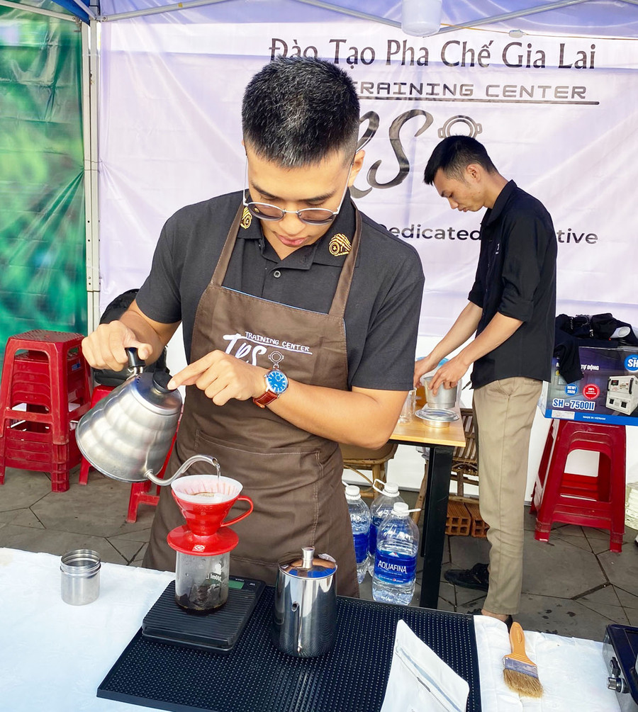 Nghề pha chế ngày càng thu hút giới trẻ. Ảnh: Minh Châu Nghề pha chế ngày càng thu hút giới trẻ. Ảnh: Minh Châu