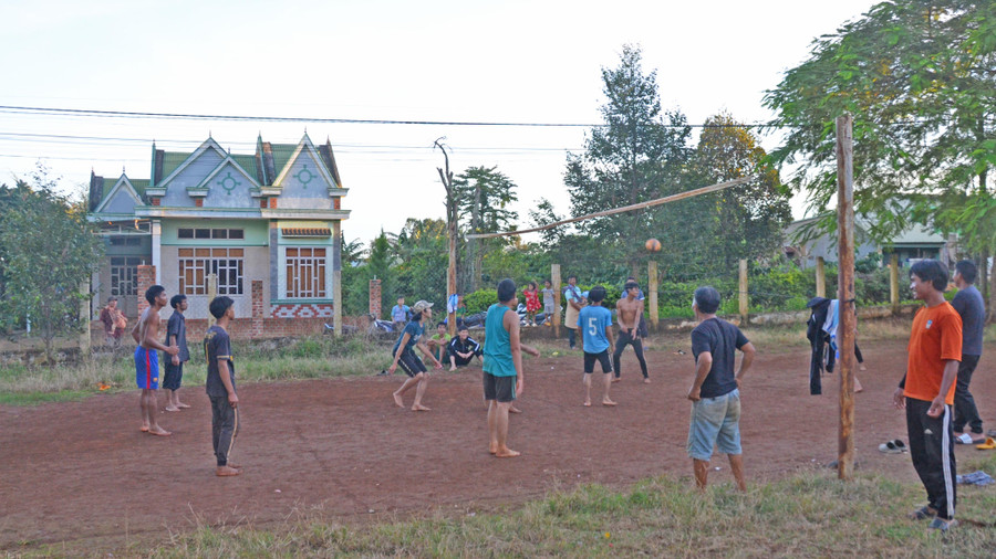 Người dân chơi bóng chuyền tại nhà văn hóa làng Bong Phrâo, xã An Phú, TP. Pleiku. Ảnh: Hoàng Minh