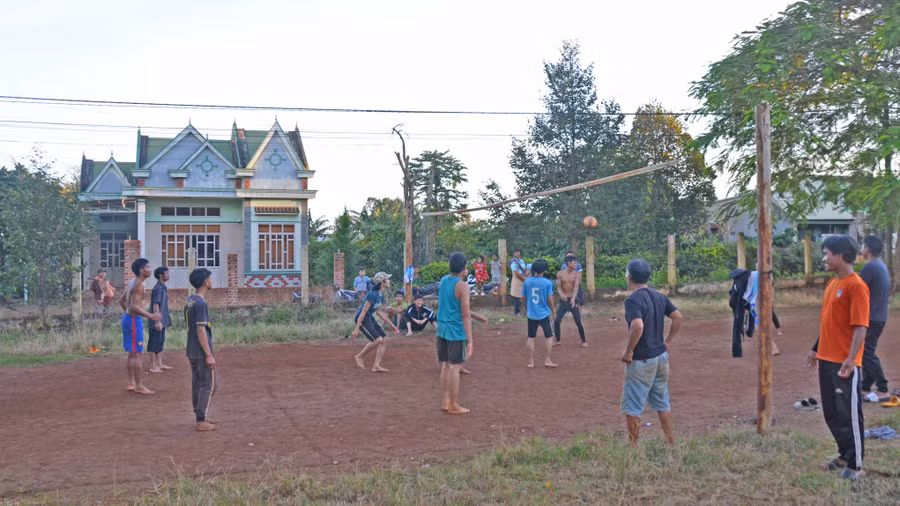 Người dân chơi bóng chuyền tại nhà văn hóa làng Bong Phrâo, xã An Phú, TP. Pleiku. Ảnh: Hoàng Minh