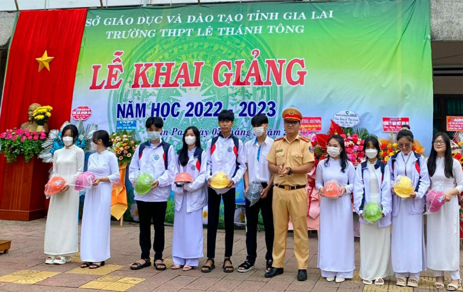 Phòng CSGT Công an tỉnh tặng mũ bảo hiểm cho học sinh trường THPT Lê Thánh Tông,thị xã Ayun Pa. Ảnh: Lê Anh