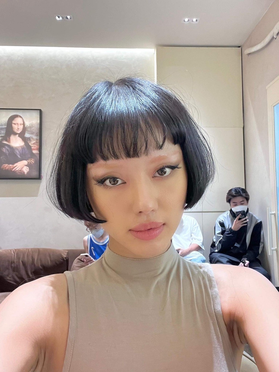 Mới đây, Khánh Linh đã xác nhận sẽ có mặt tại 2 tuần lễ thời trang lớn nhất thế giới là Milan và Paris Fashion Week. Cụ thể, cô nàng đã bay sang Milan vào ngày 19.9 và sẽ tiếp tục có mặt tại Paris vào ngày 26.9. Đến với sự kiện thời trang lớn nhất thế giới, Cô Em Trendy còn tạo bất ngờ cho các fan khi 