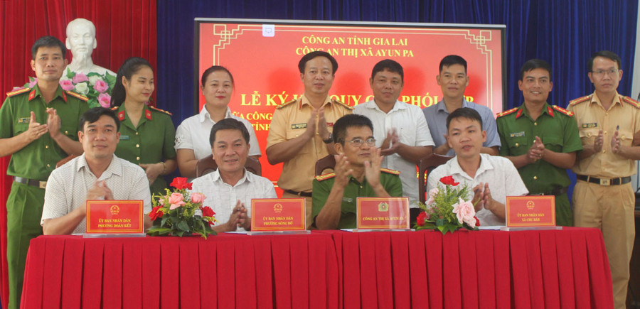 Công an thị xã Ayun Pa ký kết quy chế phối hợp với UBND các xã, phường trong công tác đảm bảo trật tự an toàn giao thông. Ảnh: Vũ Chi Công an thị xã Ayun Pa ký kết quy chế phối hợp với UBND các xã, phường trong công tác đảm bảo trật tự an toàn giao thông. Ảnh: Vũ Chi