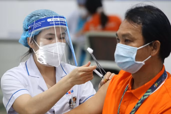 Tiêm vắc-xin COVID-19 cho người dân