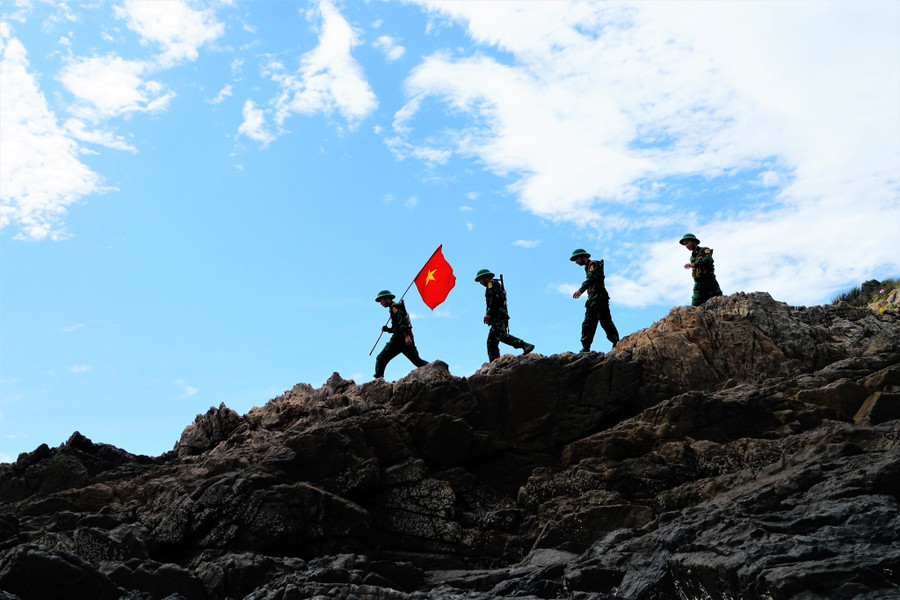 Bộ đội Đồn biên phòng Thanh Lân (Bộ đội Biên phòng Quảng Ninh) tuần tra tại hòn Núi Nhọn (H.Cô Tô, Quảng Ninh). Ảnh: M.T.H 