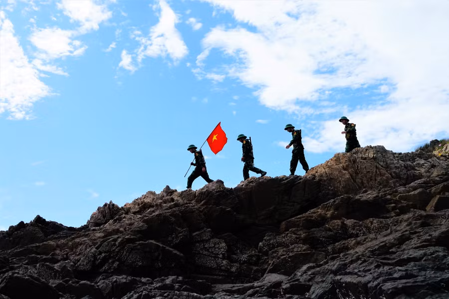 Bộ đội Đồn biên phòng Thanh Lân (Bộ đội Biên phòng Quảng Ninh) tuần tra tại hòn Núi Nhọn (H.Cô Tô, Quảng Ninh). Ảnh: M.T.H 