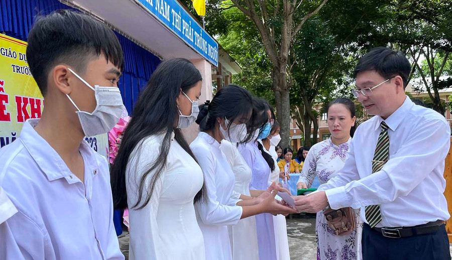 Trưởng ban Tổ chức Tỉnh ủy Huỳnh Quang Thái đã đại diện lãnh đạo tỉnh trao học bổng Nay Der cho 10 học sinh nghèo hiếu học của trường THPT Hà Huy Tập (huyện Kông Chro). Ảnh: Phương Duyên