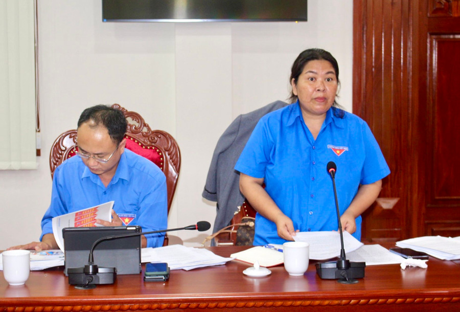 Bí thư Tỉnh Đoàn Hà Thị Giang Thảo báo cáo công tác chuẩn bị Đại hội Đoàn TNCS Hồ Chí Minh tỉnh Gia Lai lần thứ XV, nhiệm kỳ 2022-2027. Ảnh Phan Lài