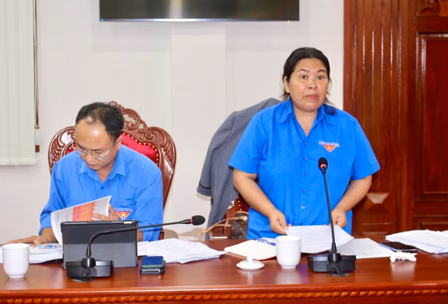 Bí thư Tỉnh Đoàn Hà Thị Giang Thảo báo cáo công tác chuẩn bị Đại hội Đoàn TNCS Hồ Chí Minh tỉnh Gia Lai lần thứ XV, nhiệm kỳ 2022-2027. Ảnh Phan Lài